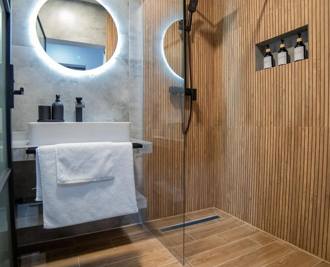 Executive 2Br Apartment With Wraparound Balcony Lake Views And Parking Bucharest
