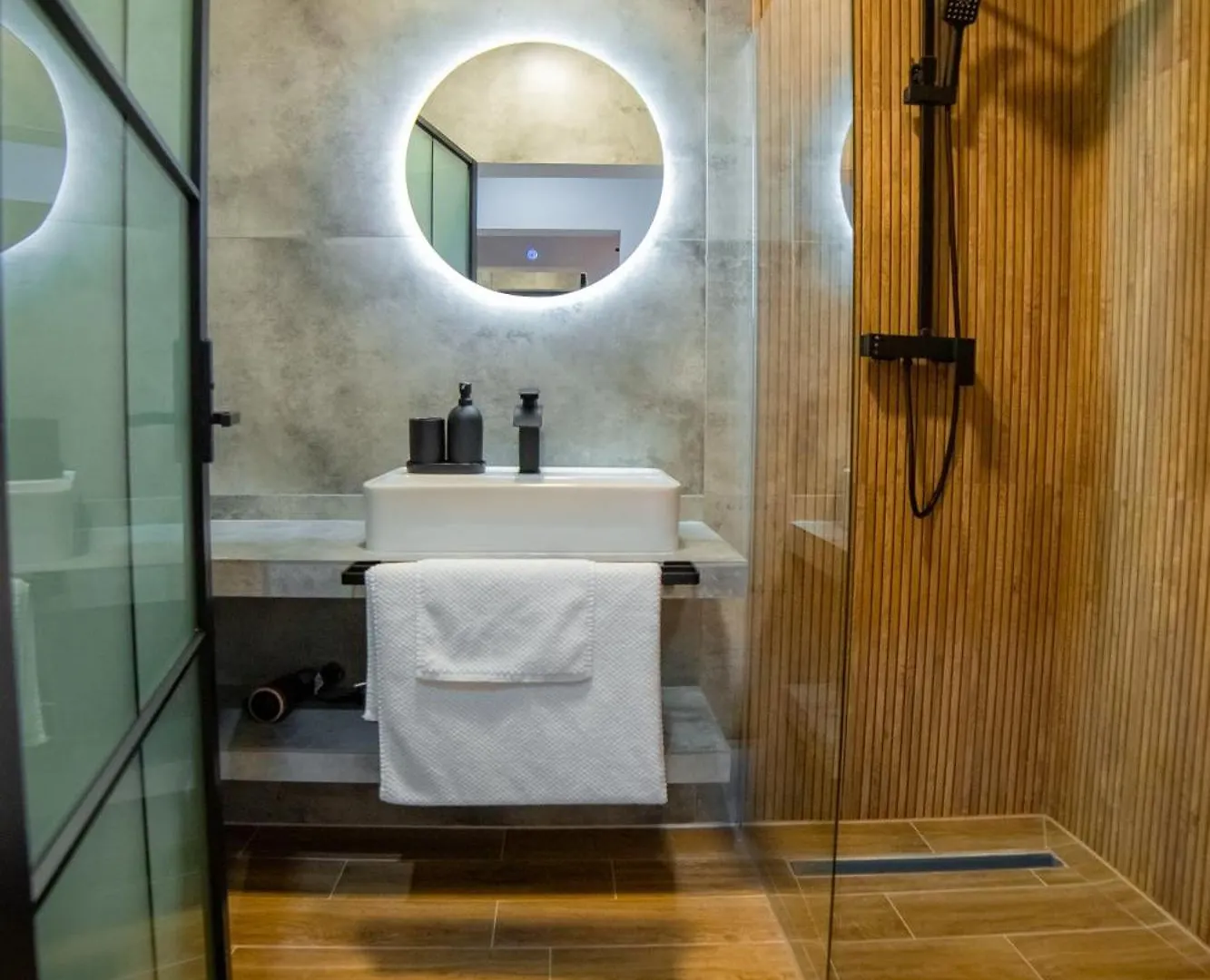 Executive 2Br Apartment With Wraparound Balcony Lake Views And Parking Bucharest