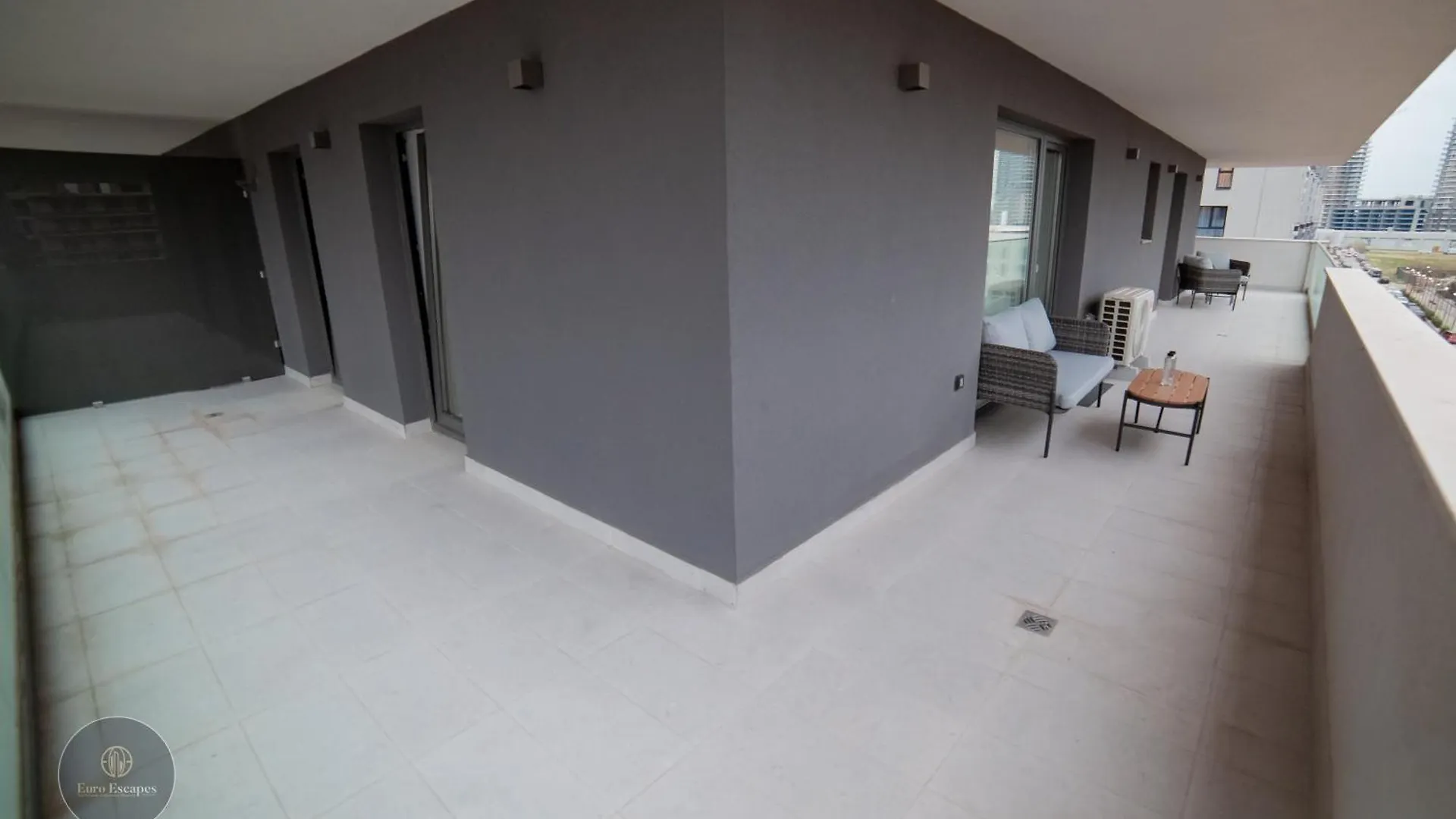 Executive 2Br Apartment With Wraparound Balcony Lake Views And Parking Bucharest Romania