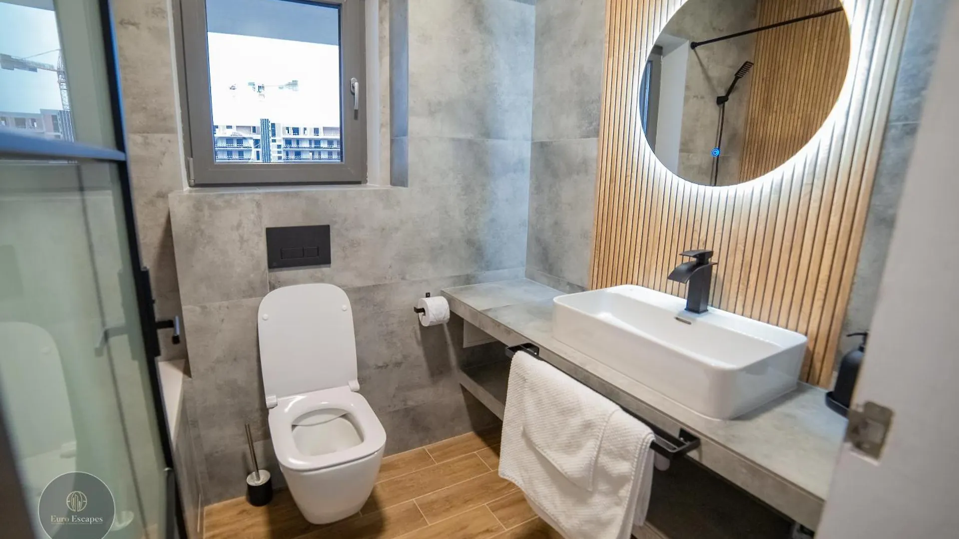 Executive 2Br Apartment With Wraparound Balcony Lake Views And Parking Bucharest Romania