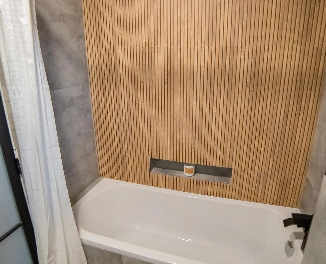 Executive 2Br Apartment With Wraparound Balcony Lake Views And Parking Bucharest Romania