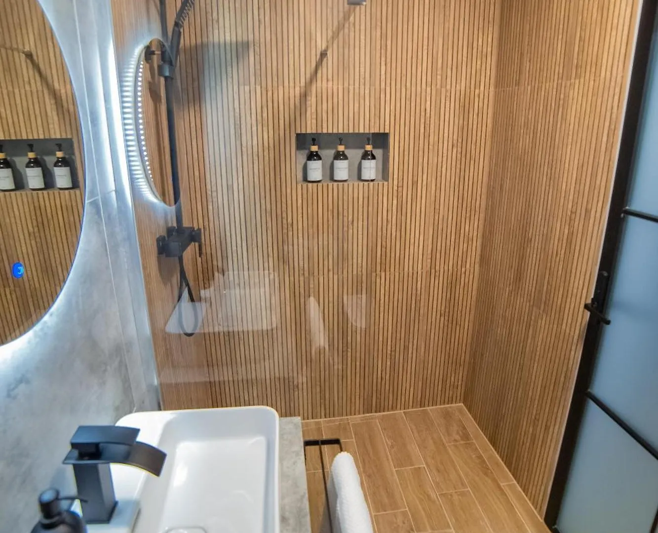 Executive 2Br Apartment With Wraparound Balcony Lake Views And Parking Bucharest