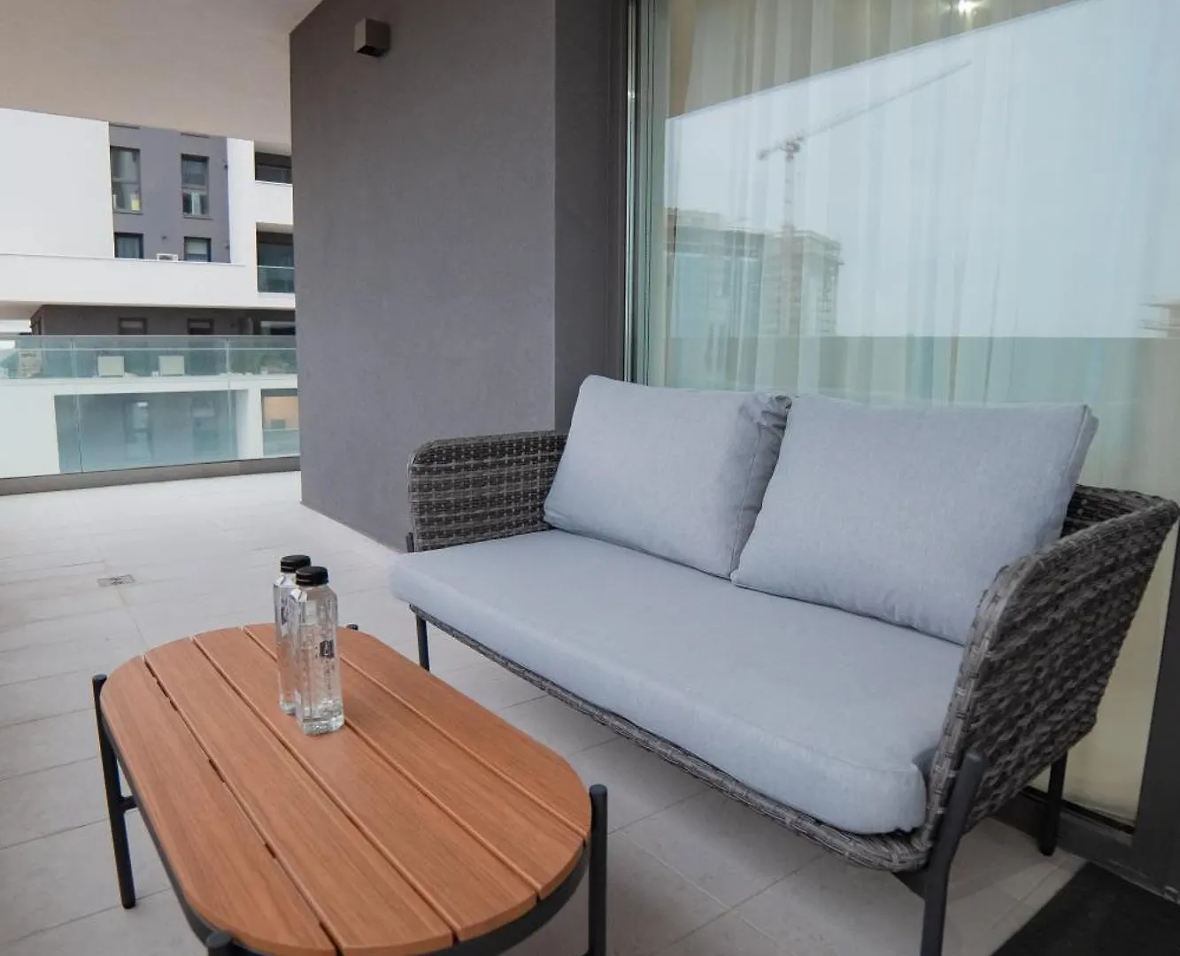 Executive 2Br Apartment With Wraparound Balcony Lake Views And Parking Bucharest