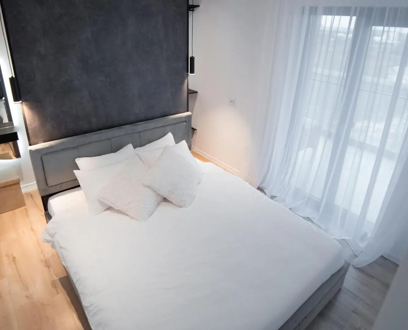 Executive 2Br Apartment With Wraparound Balcony Lake Views And Parking Bucharest 0*,