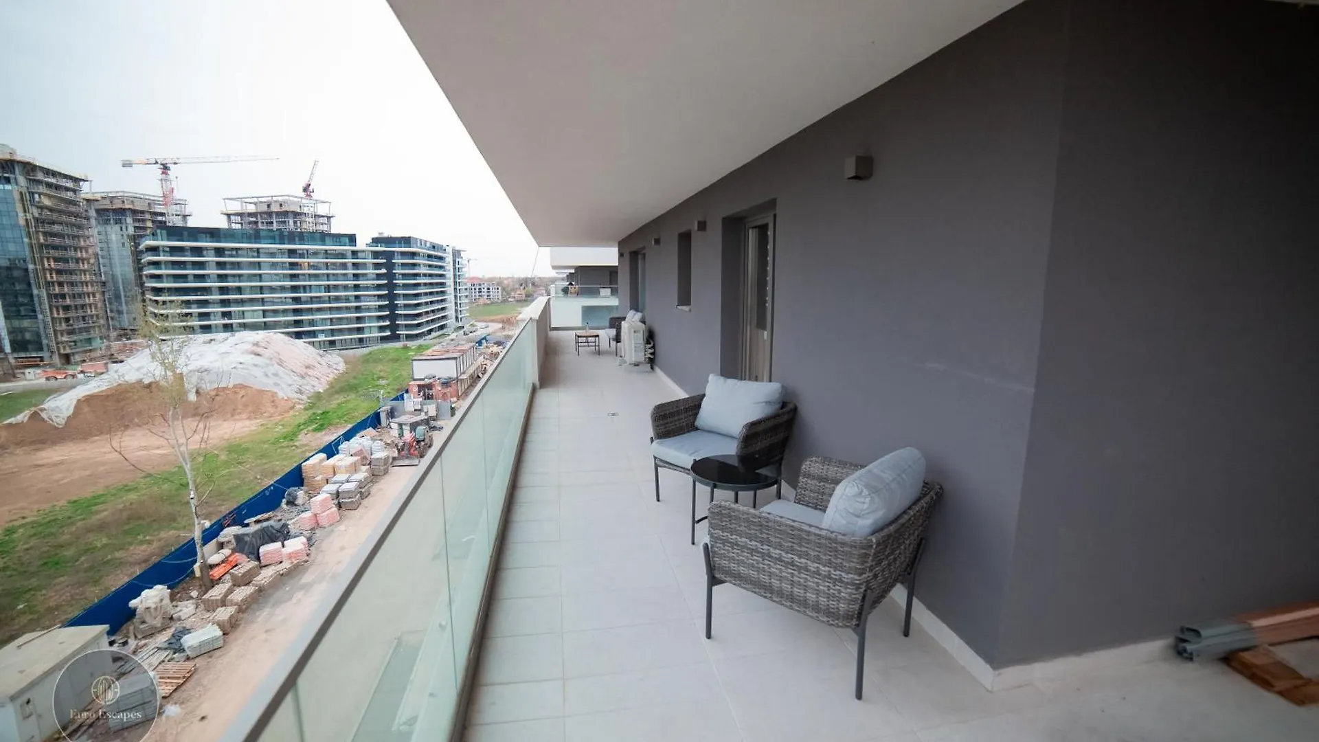Executive 2Br Apartment With Wraparound Balcony Lake Views And Parking Bucharest