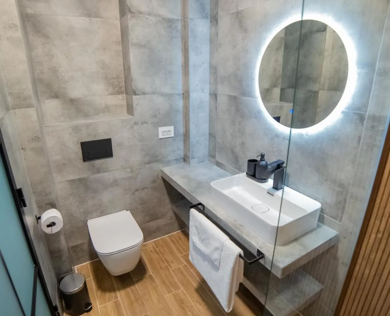 Executive 2Br Apartment With Wraparound Balcony Lake Views And Parking Bucharest