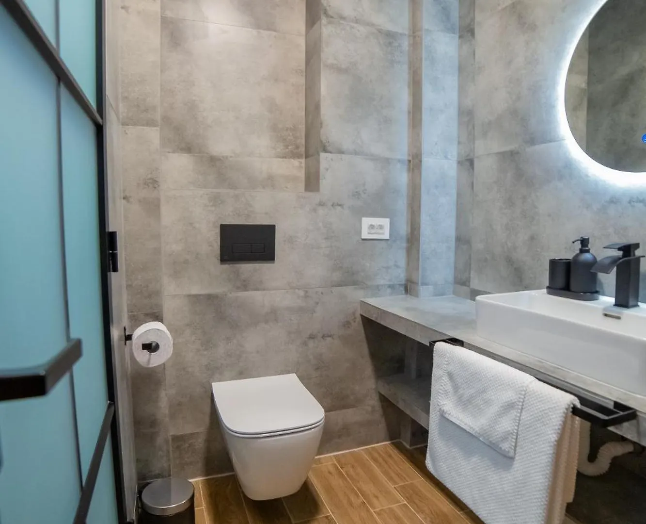 Executive 2Br Apartment With Wraparound Balcony Lake Views And Parking Bucharest 0*,  Romania