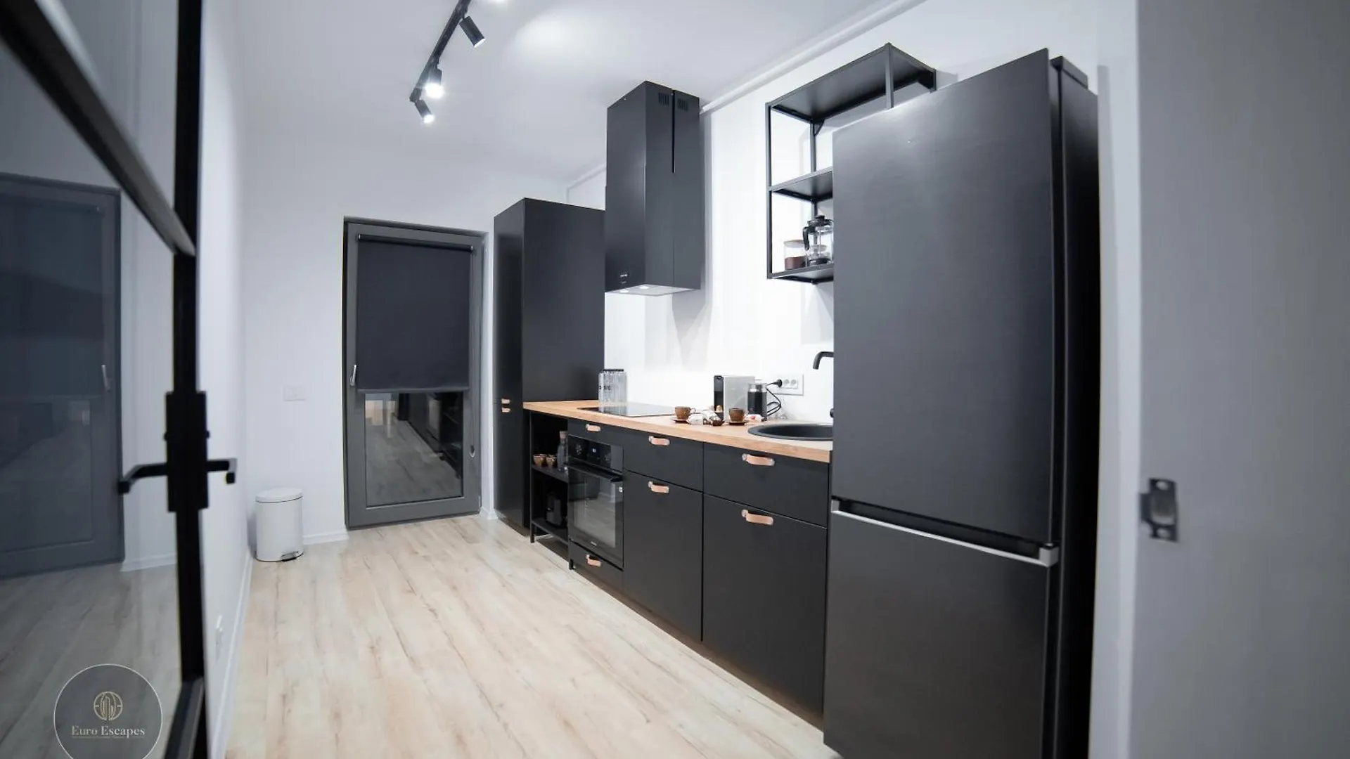 Executive 2Br Apartment With Wraparound Balcony Lake Views And Parking Bucharest 0*,