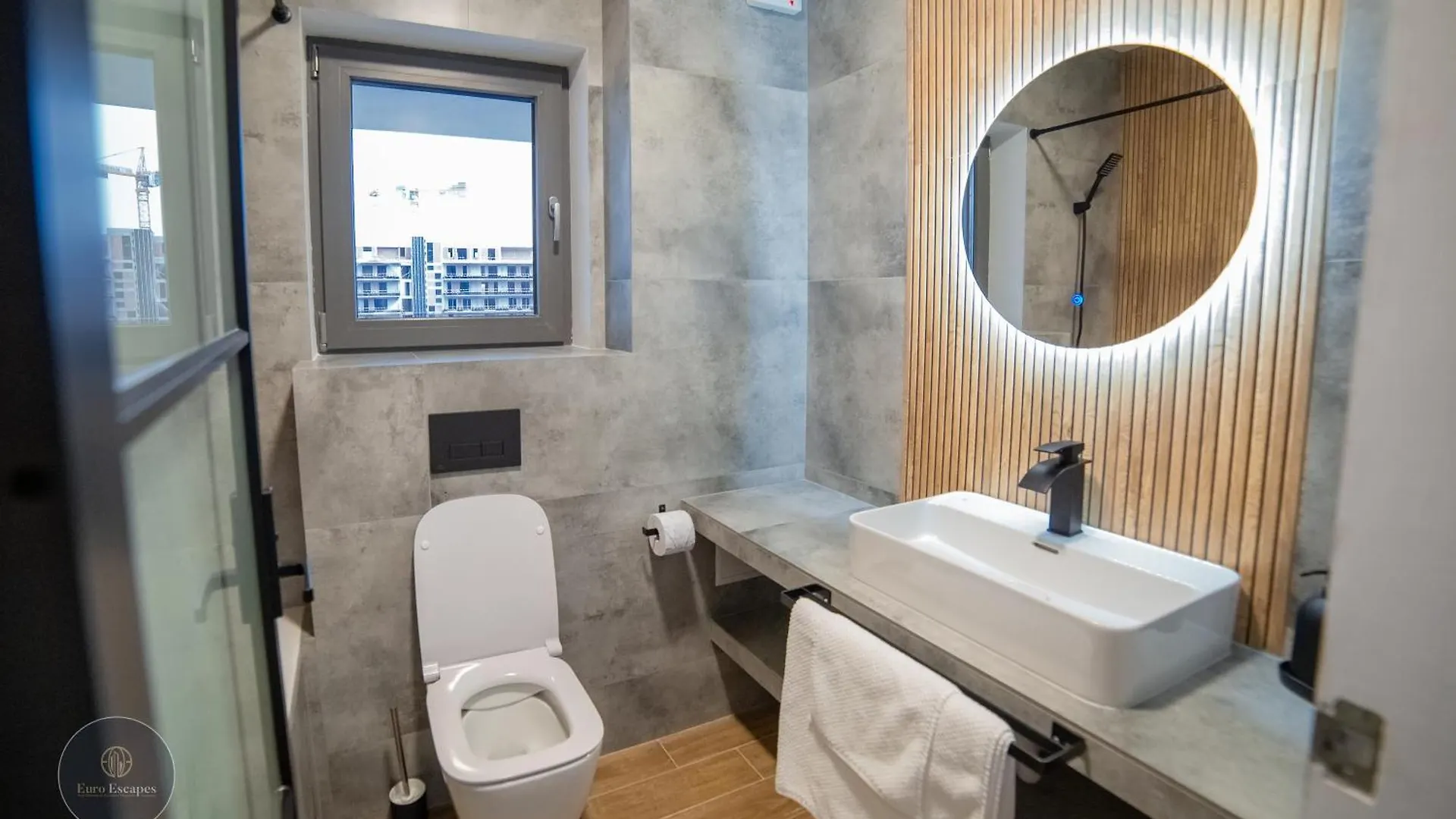 Executive 2Br Apartment With Wraparound Balcony Lake Views And Parking Bucharest 0*,