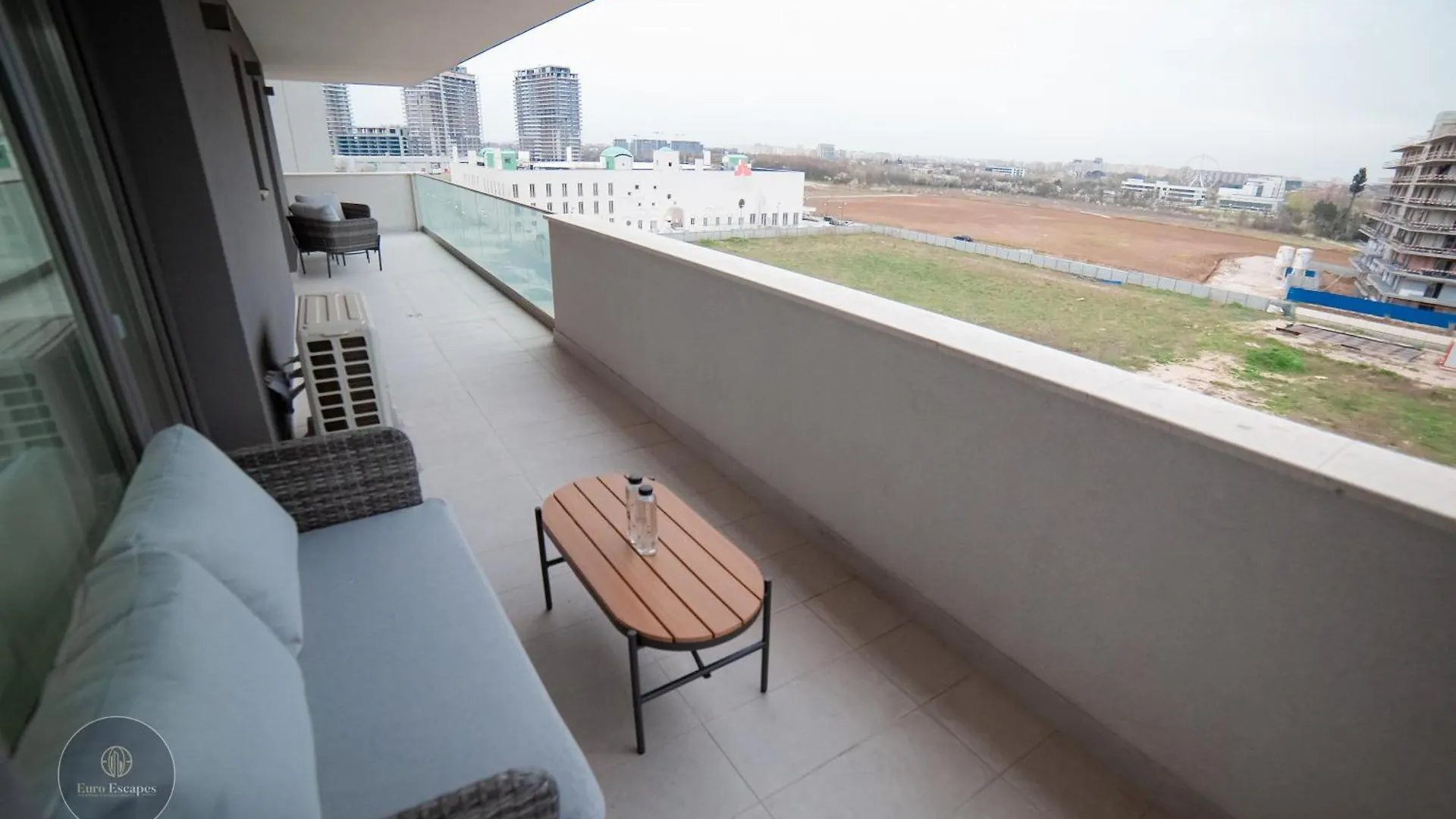 Executive 2Br Apartment With Wraparound Balcony Lake Views And Parking Bucharest