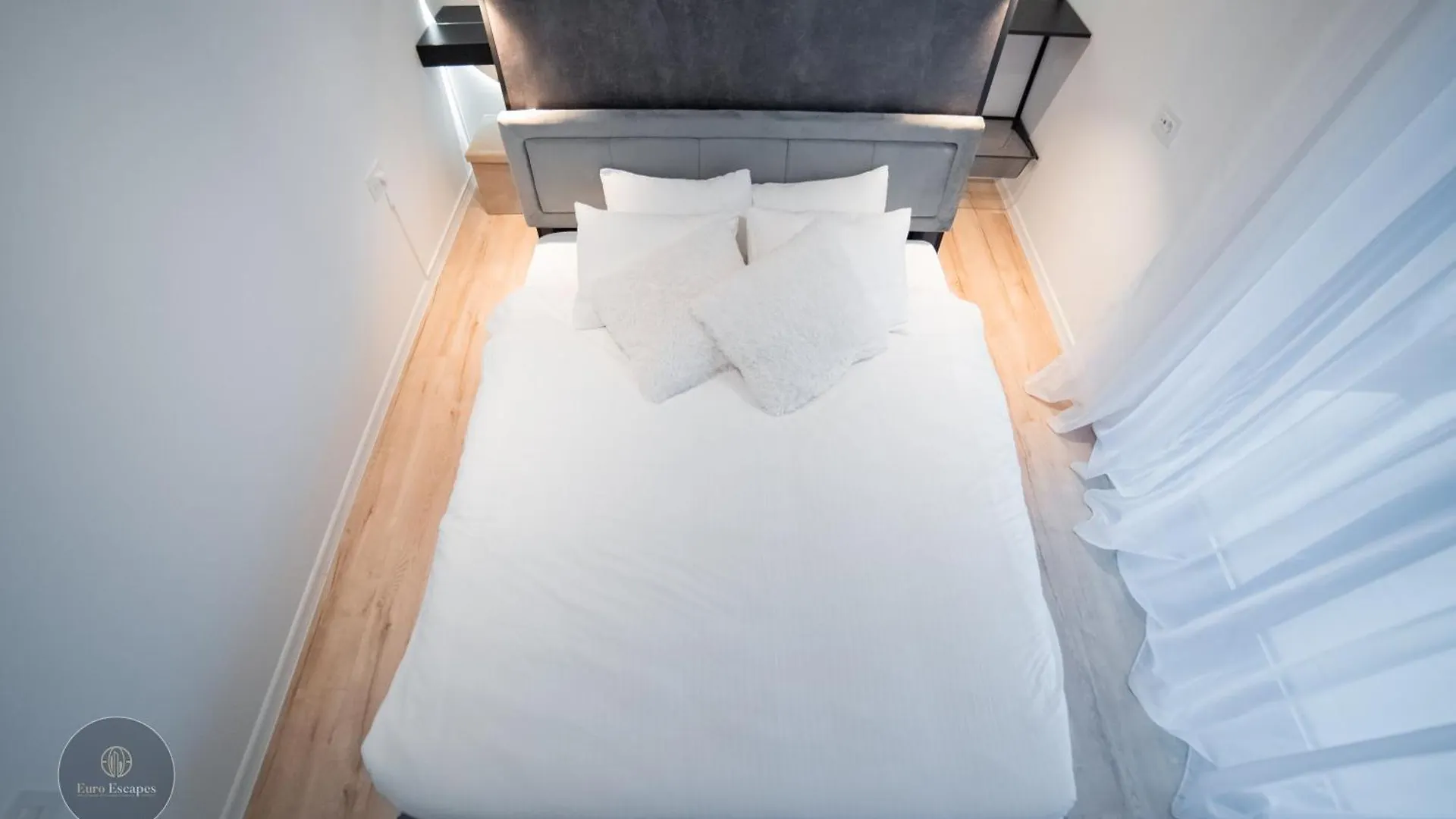 Executive 2Br Apartment With Wraparound Balcony Lake Views And Parking Bucharest