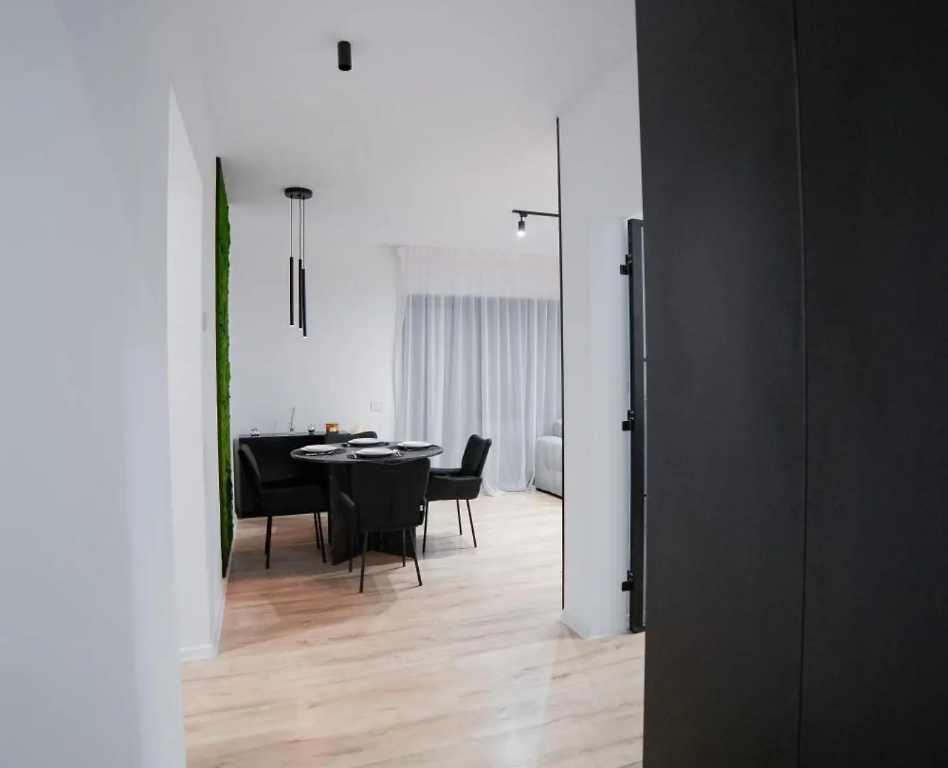 Executive 2Br Apartment With Wraparound Balcony Lake Views And Parking Bucharest