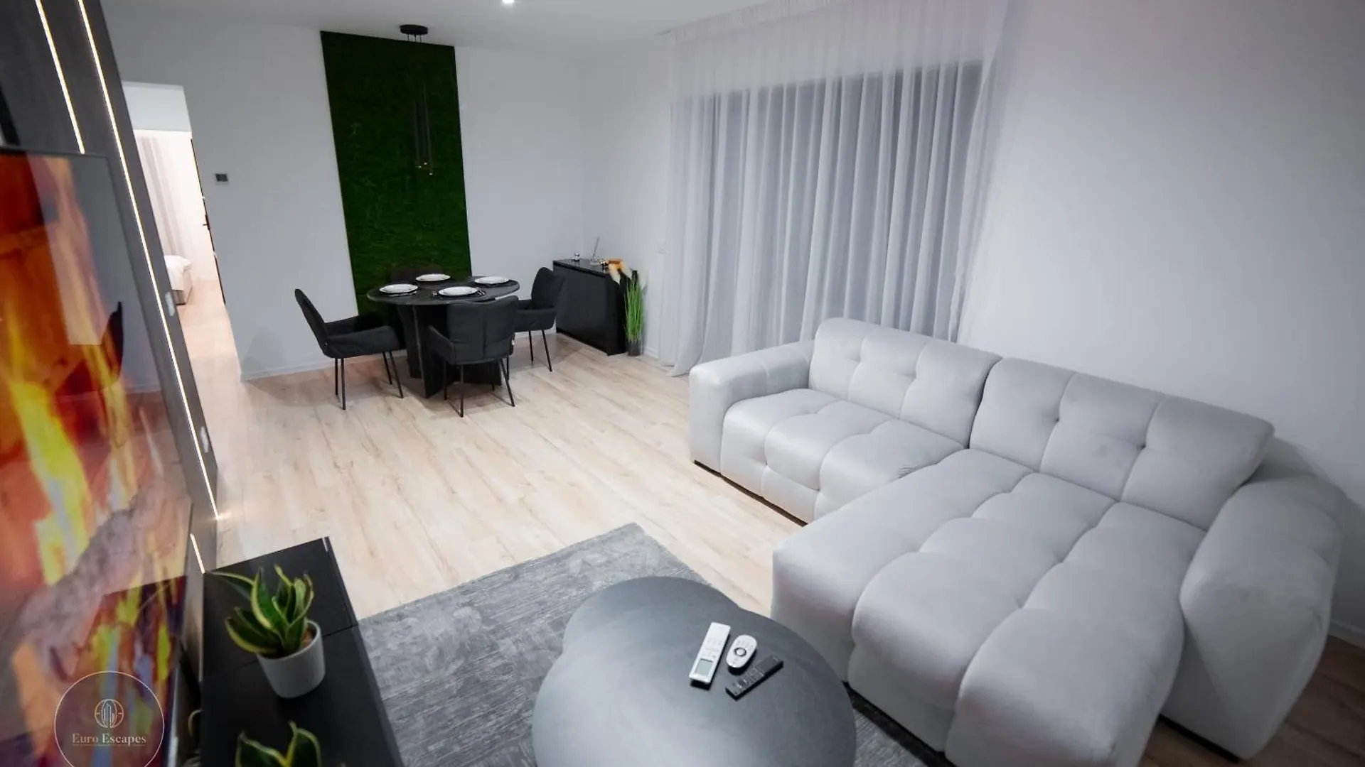 Executive 2Br Apartment With Wraparound Balcony Lake Views And Parking Bucharest