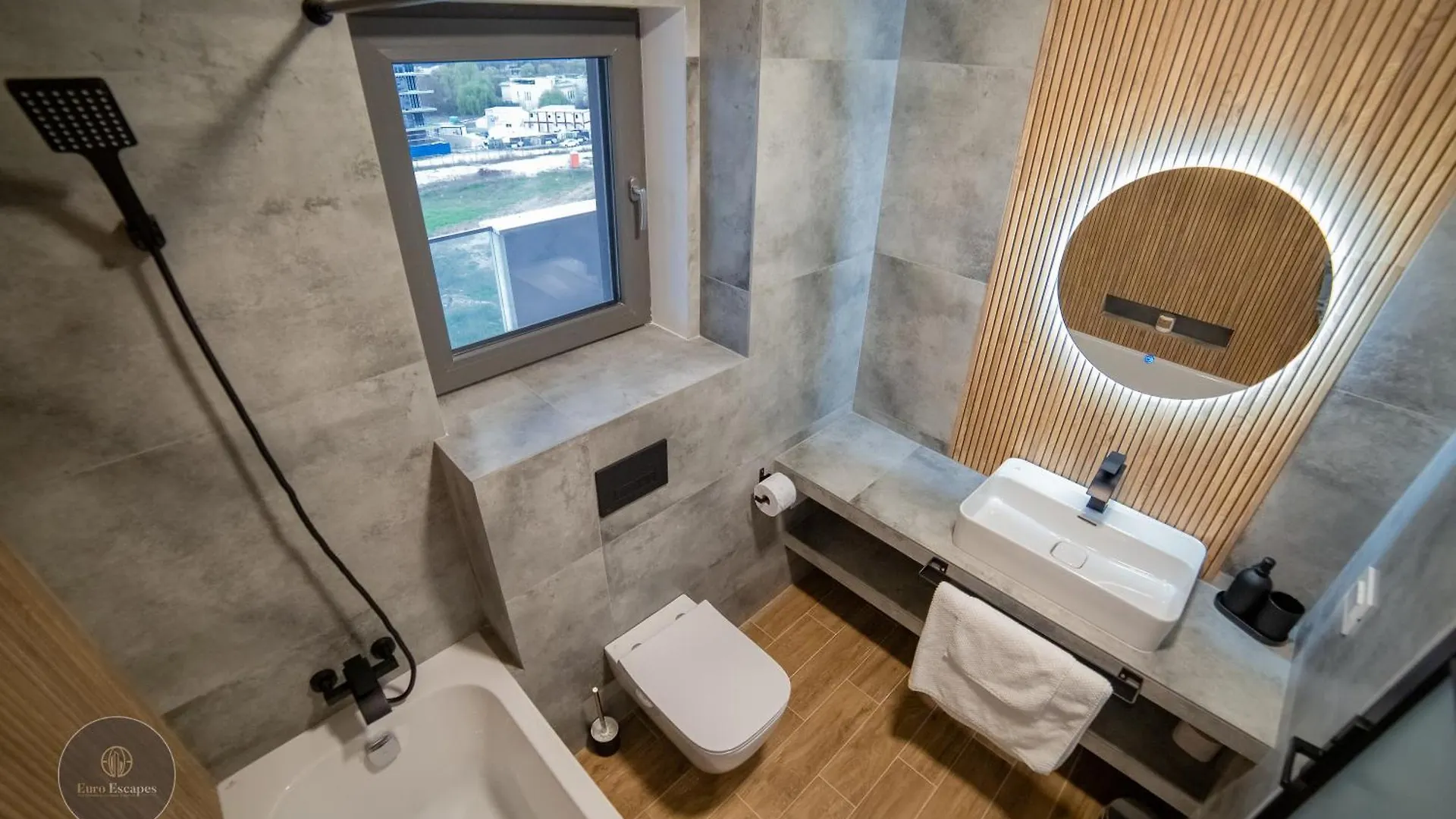 Executive 2Br Apartment With Wraparound Balcony Lake Views And Parking Bucharest