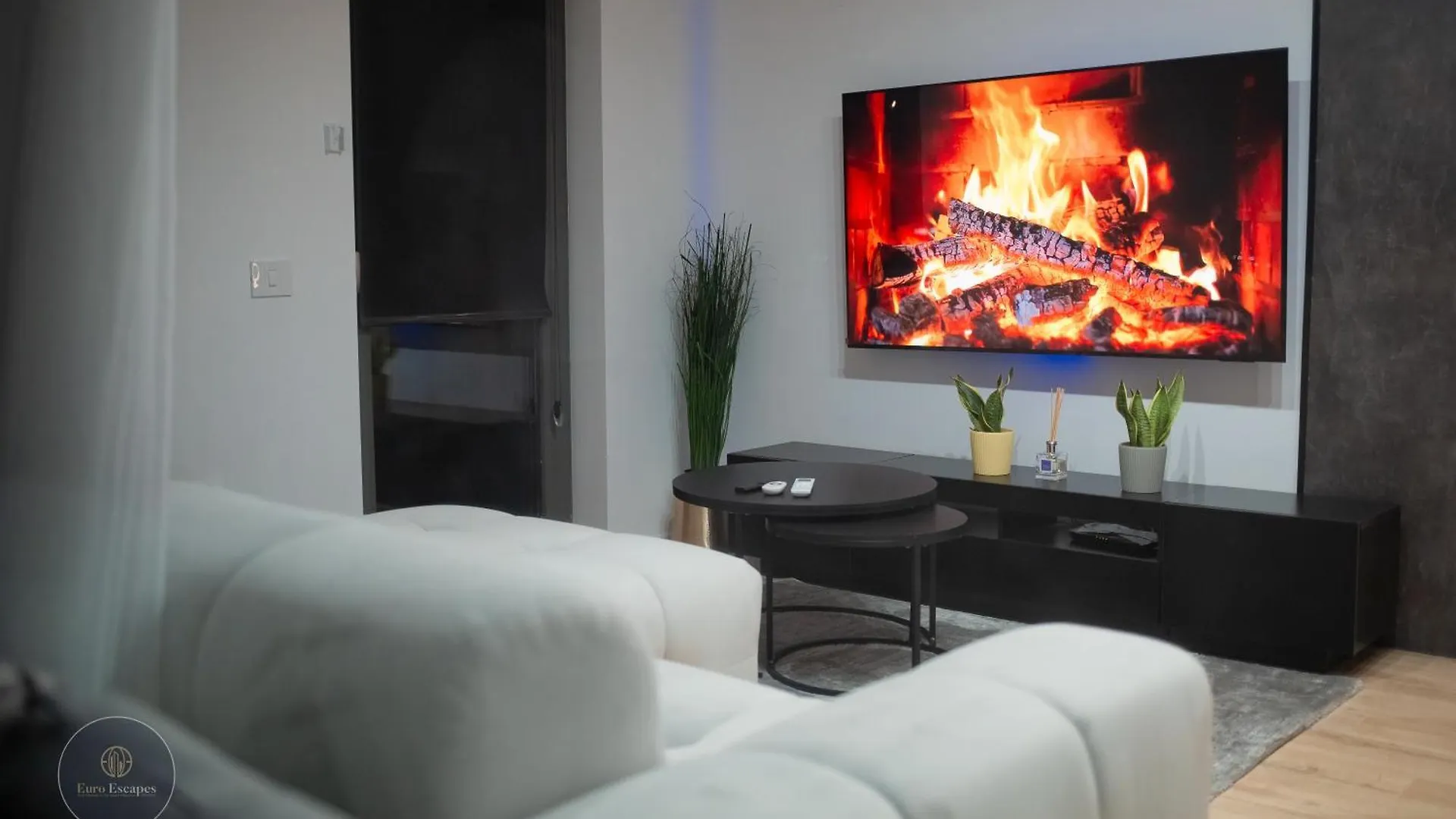 Executive 2Br Apartment With Wraparound Balcony Lake Views And Parking Bucharest