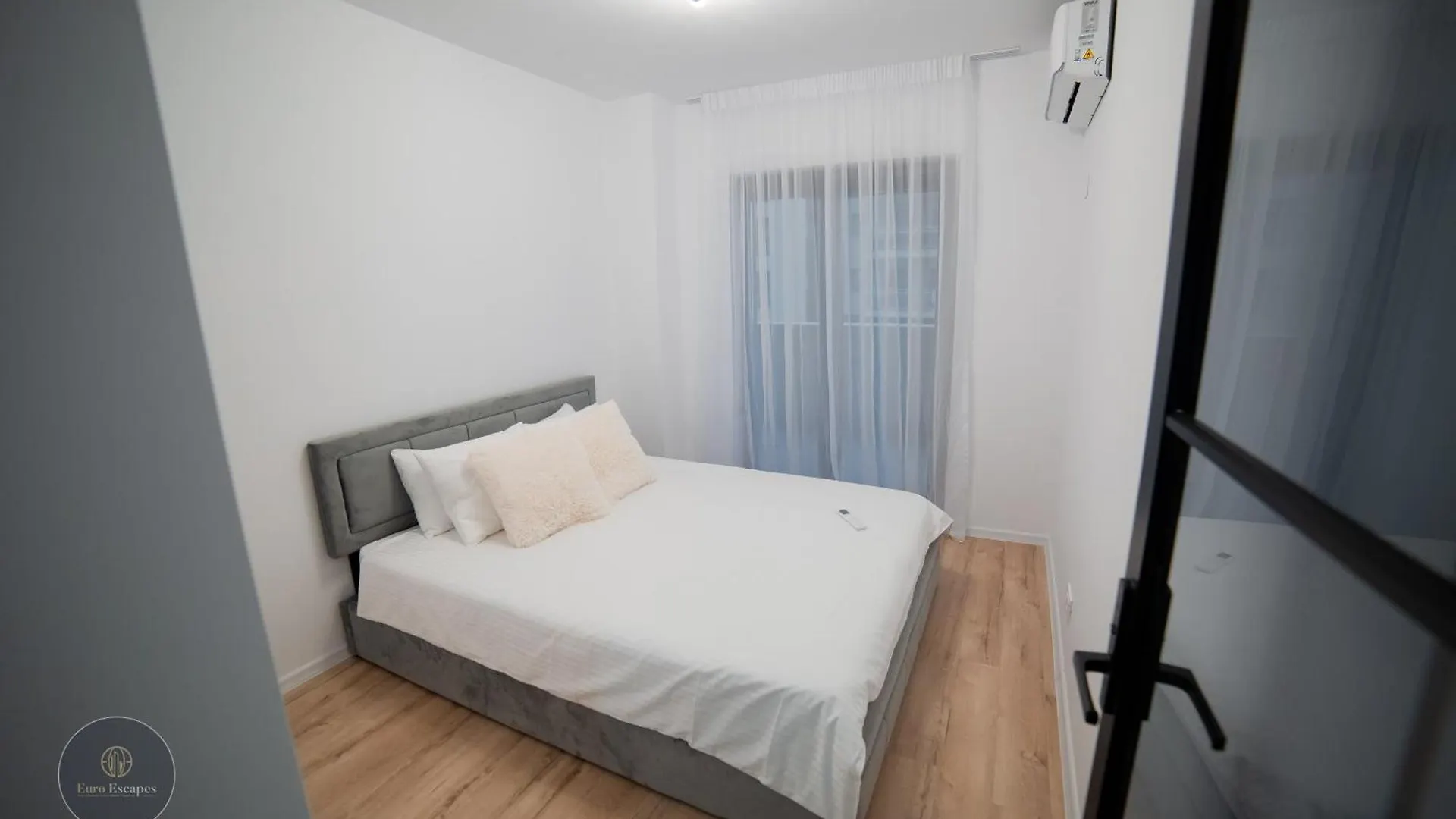 Executive 2Br Apartment With Wraparound Balcony Lake Views And Parking Bucharest Romania
