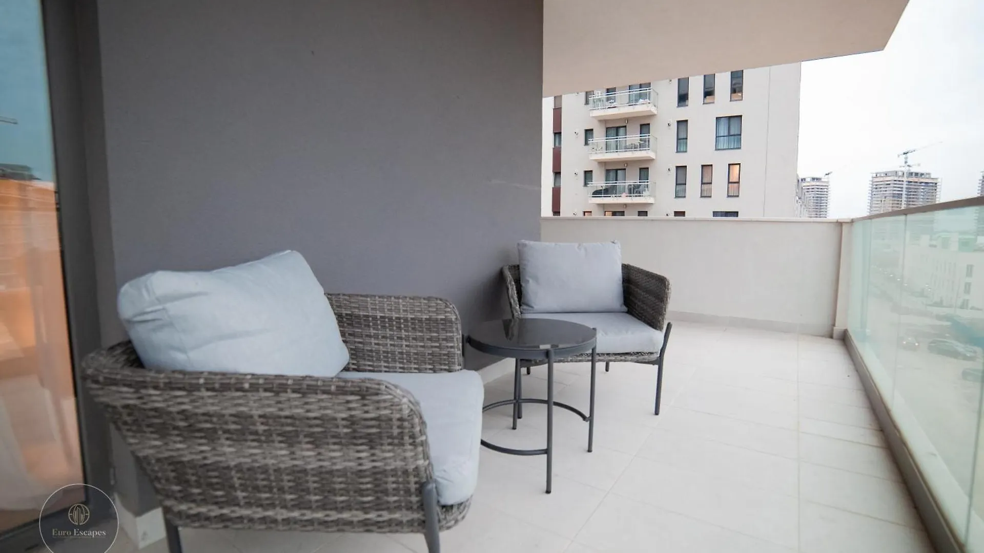 Executive 2Br Apartment With Wraparound Balcony Lake Views And Parking Bucharest 0*,  Romania