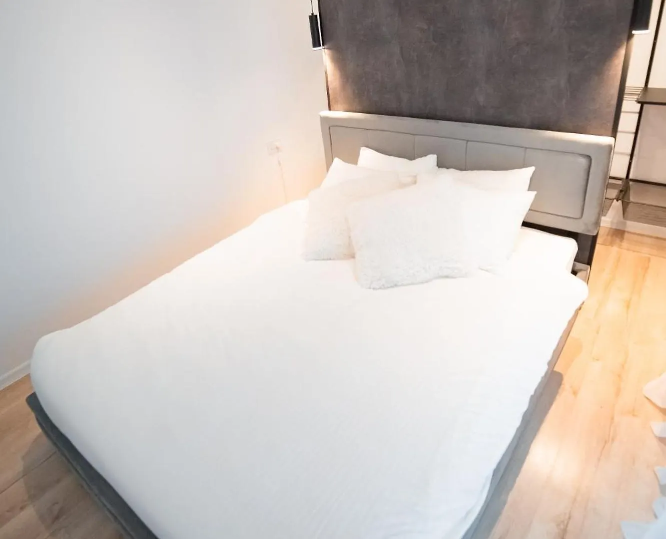 Executive 2Br Apartment With Wraparound Balcony Lake Views And Parking Bucharest 0*,  Romania