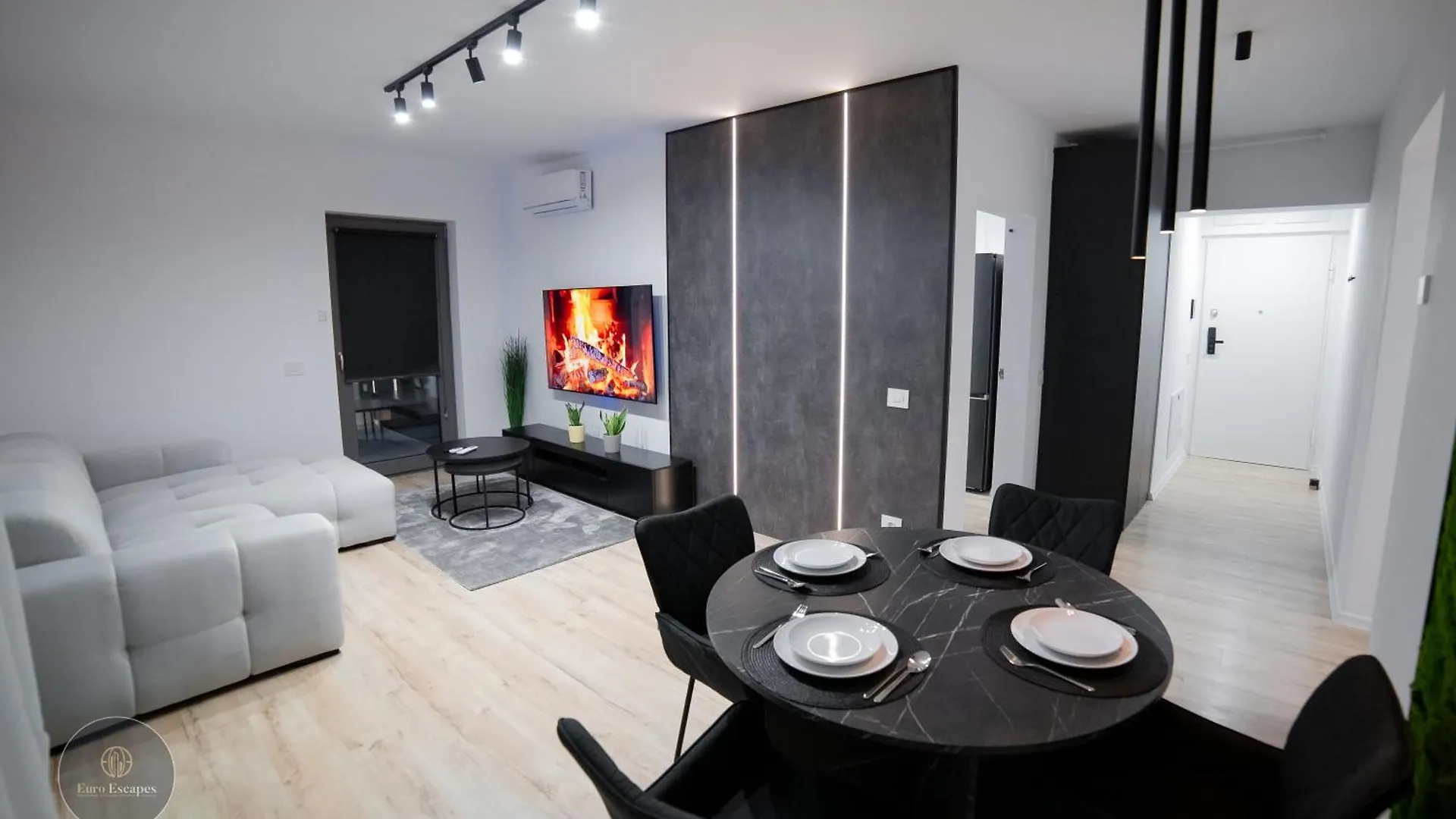 Executive 2Br Apartment With Wraparound Balcony Lake Views And Parking Bucharest Romania