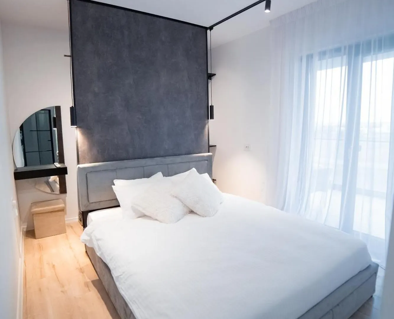 Executive 2Br Apartment With Wraparound Balcony Lake Views And Parking Bucharest