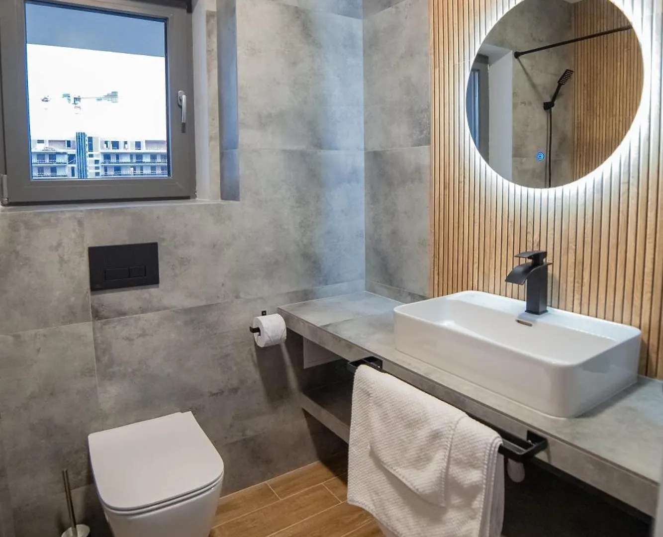 Executive 2Br Apartment With Wraparound Balcony Lake Views And Parking Bucharest