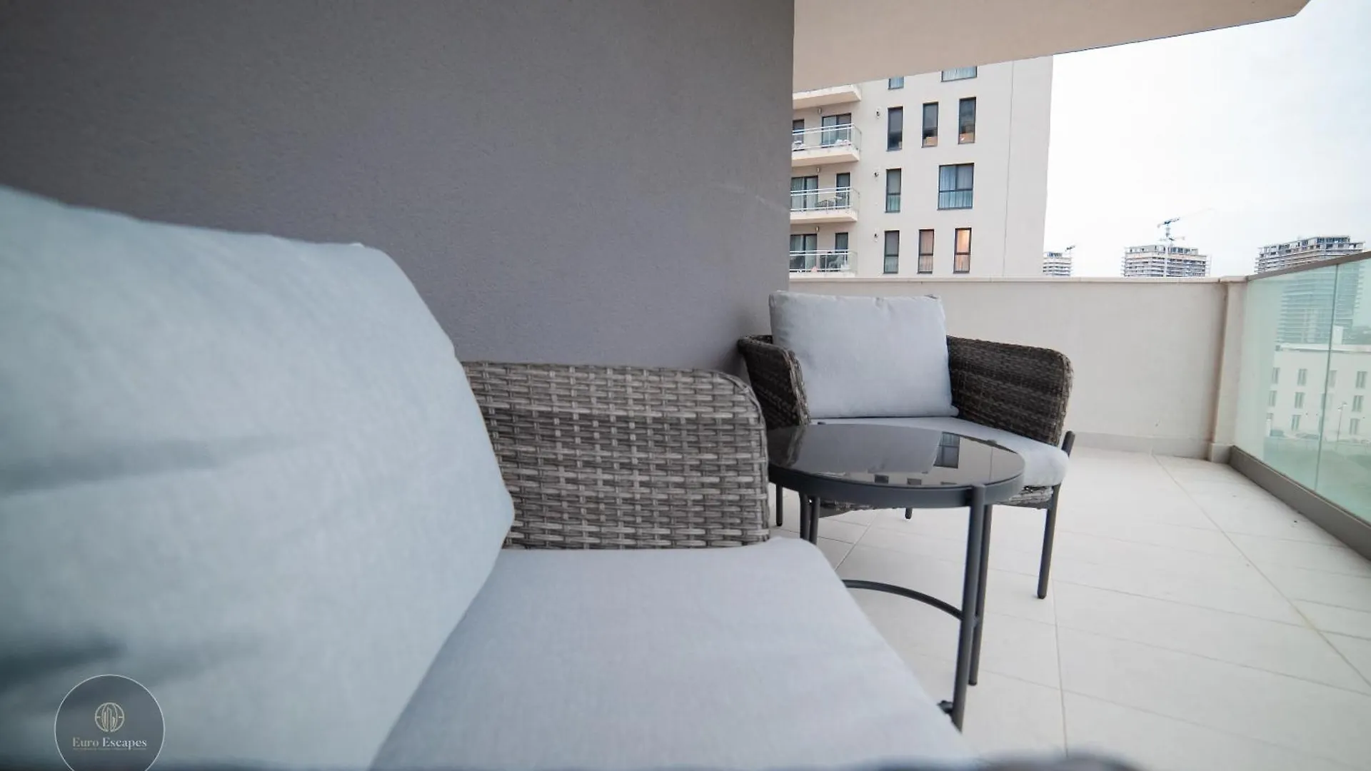 Executive 2Br Apartment With Wraparound Balcony Lake Views And Parking Bucharest 0*,