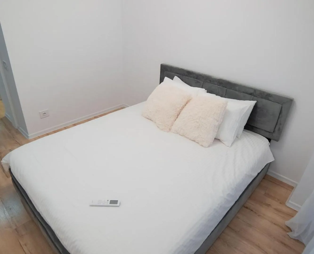 Executive 2Br Apartment With Wraparound Balcony Lake Views And Parking Bucharest