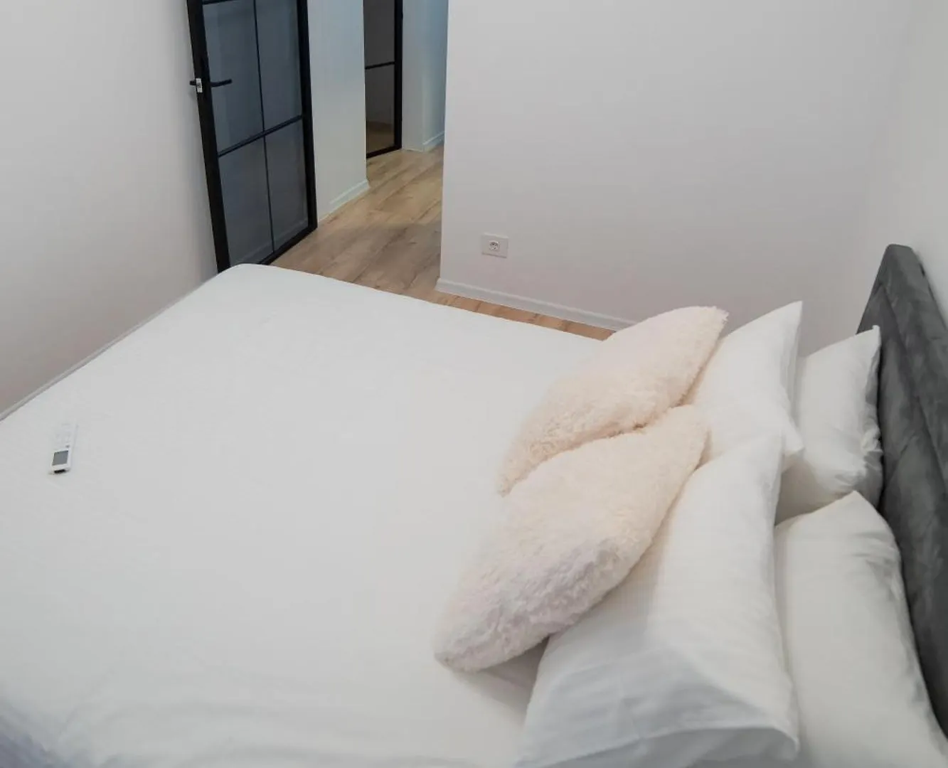Executive 2Br Apartment With Wraparound Balcony Lake Views And Parking Bucharest